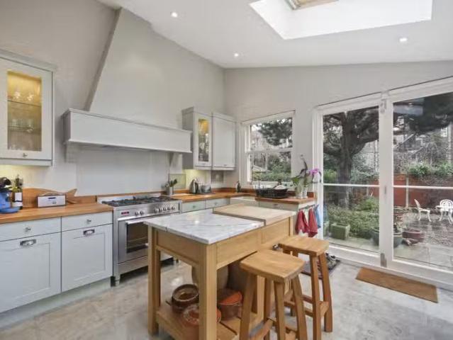 Rental! 1 BA 2 bedroom property to let in 6 Kew Gardens Road.