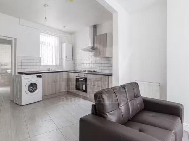 Cozy 1 BA 2 bedroom terraced house for rent in 67 Webster Road.