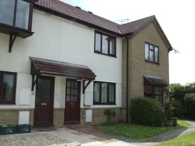 Cozy 1 BA 2 bedroom terraced house for rent in Farmhouse Close.