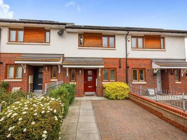 Charming 1 BA 2 bedroom terraced house for rent in Ferguson Av.