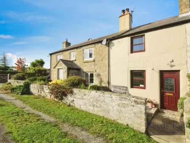 Charming 1 BA 2 bedroom terraced house for rent in Picton Road.