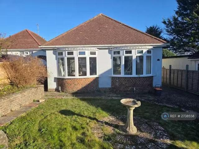 Nice 1 BA 3 bedroom bungalow for rent in Downsway, Brighton, BN2