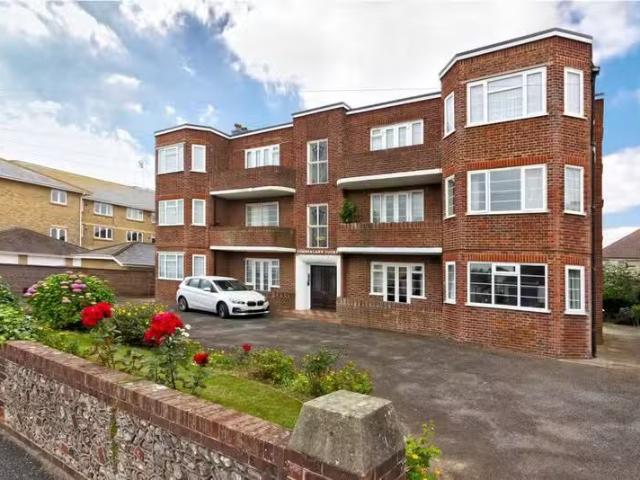 For Rent! 1 BA 3 bedroom ground floor flat for rent in Cumberl.