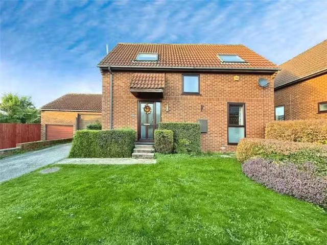 Cozy 1 BA 3 bedroom detached house for rent in Downside Close.