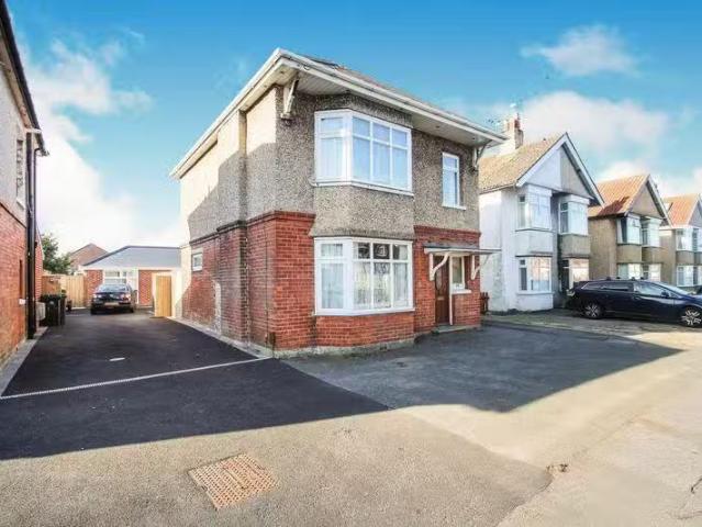 Unique 1 BA 3 bedroom detached house for rent in Ensbury Park.