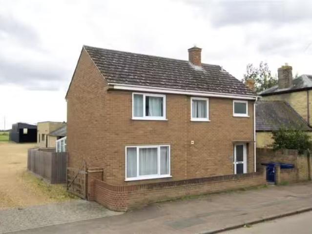 Charming 1 BA 3 bedroom detached house for rent in High Street.