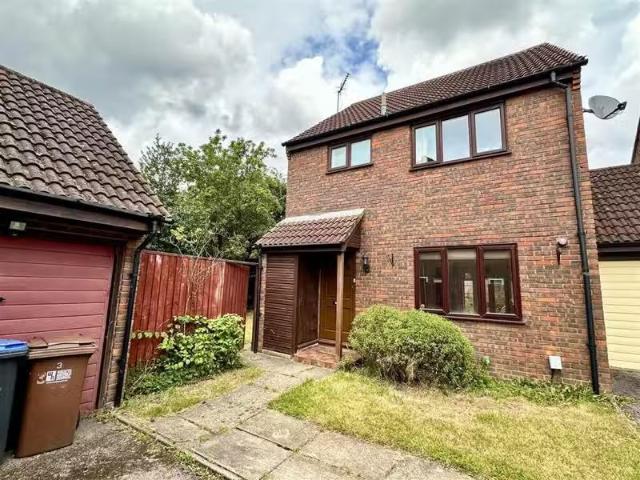 Cheap 1 BA 3 bedroom detached house for rent in Lydia Mews, We.
