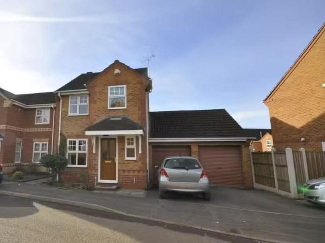 Deal! 1 BA 3 bedroom detached house for rent in Woodgate Drive.