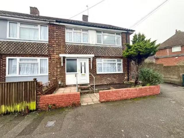 Charming 1 BA 3 bedroom end of terrace house for rent in Cheri.