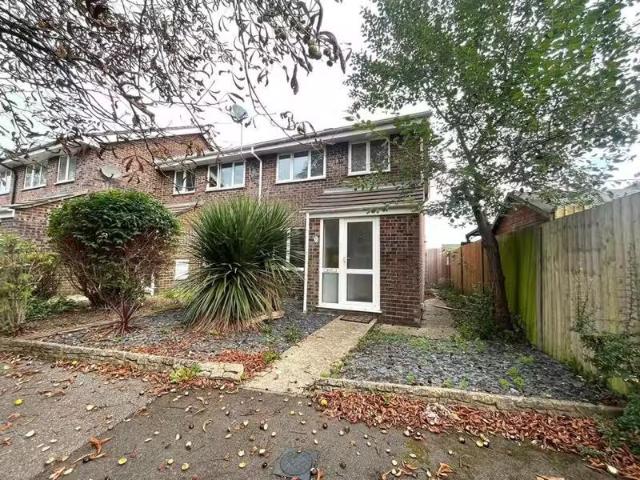 Nice 1 BA 3 bedroom end of terrace house for rent in Braishfie.
