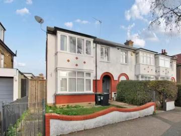Nice 1 BA 3 bedroom end of terrace house for rent in Portland.