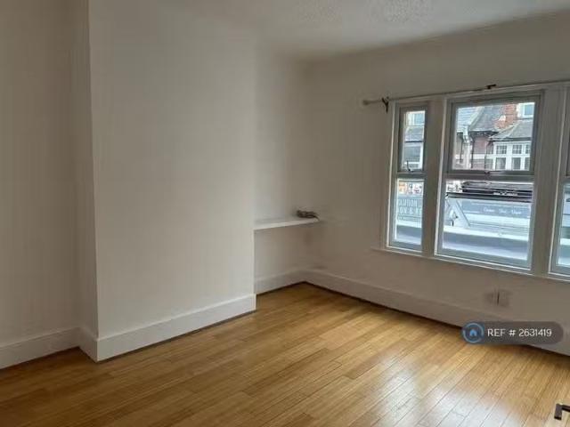 Just in! 1 BA 3 bedroom flat for rent in Chingford, London, E4