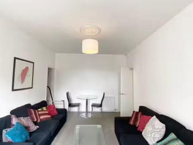 Cozy 1 BA 3 bedroom flat for rent in Morgan Place, City Centre.