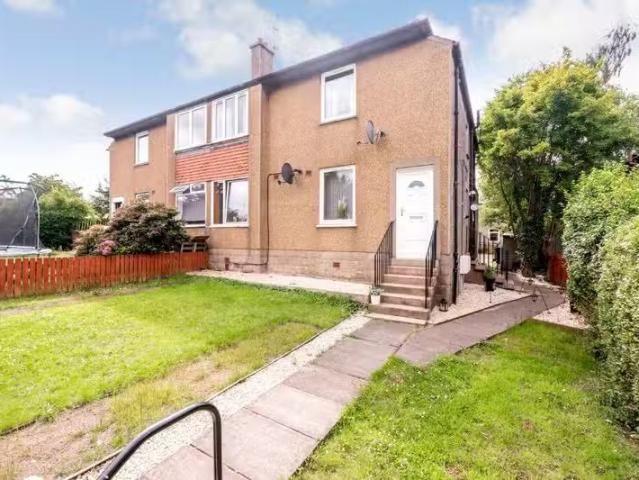 Just in! 1 BA 3 bedroom flat for rent in Saughton Road North.