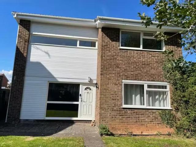 Just in! 1 BA 3 bedroom house for rent in Kingfisher Road, Chi.