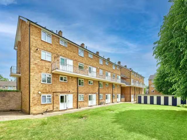 Cozy 1 BA 3 bedroom maisonette for rent in Hughenden Road, St.