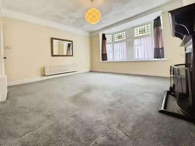 Charming 1 BA 3 bedroom maisonette for rent in Queens Road, Bo.