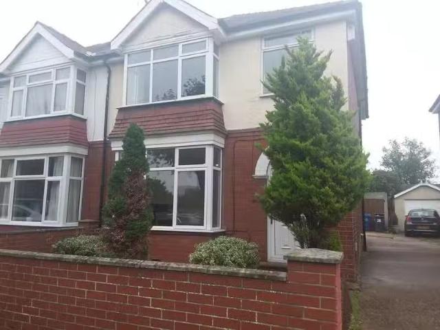 Nice 1 BA 3 bedroom semi detached house for rent in The Grove.