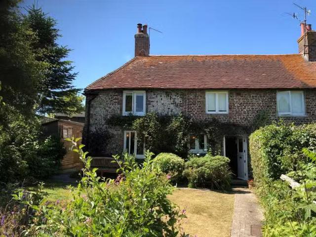 Just in! 1 BA 3 bedroom semi detached house for rent in The St.