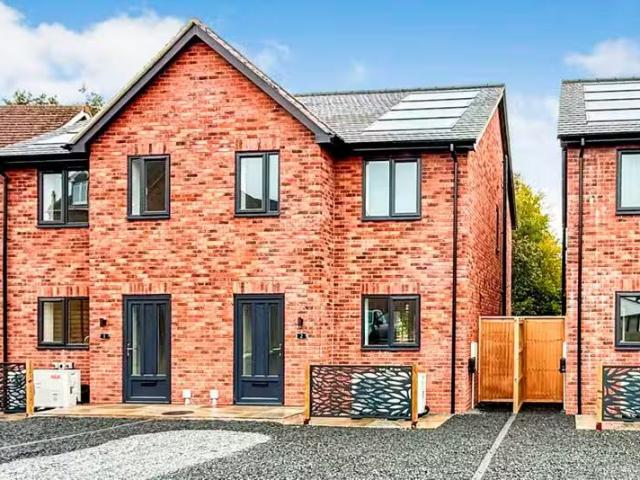 Cozy 1 BA 3 bedroom semi detached house for rent in Woodford C.