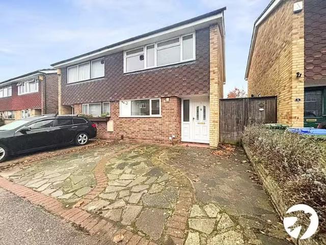 Cozy 1 BA 3 bedroom semi detached house for rent in Birchingto.