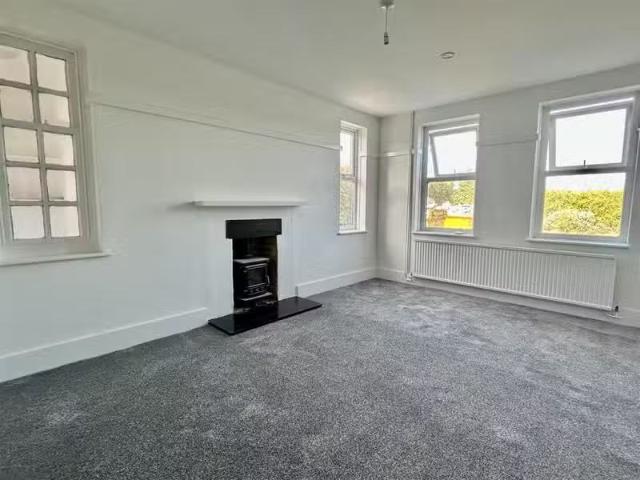 For Rent! 1 BA 3 bedroom semi detached house for rent in Bramb.