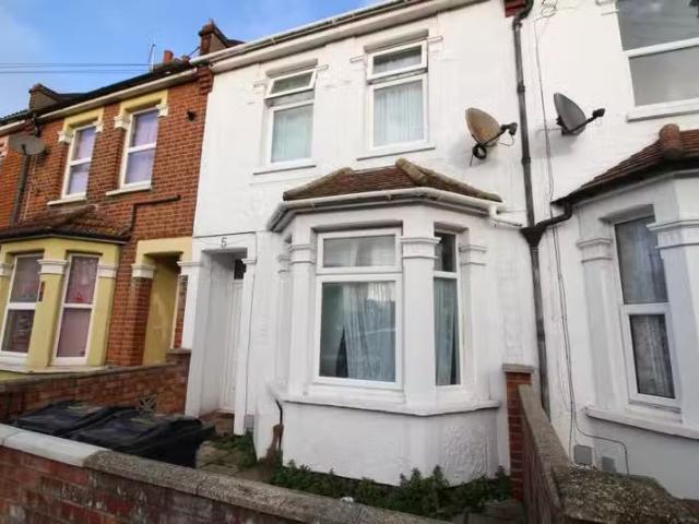Just in! 1 BA 3 bedroom semi detached house for rent in Crossf.