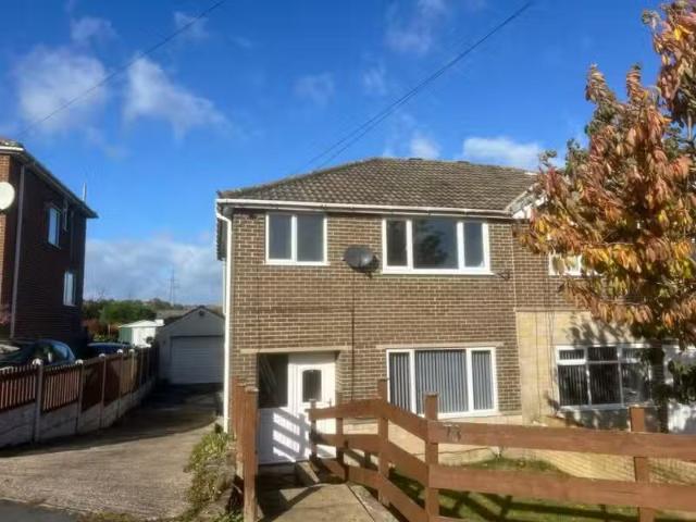 For Rent! 1 BA 3 bedroom semi detached house for rent in Eliza.