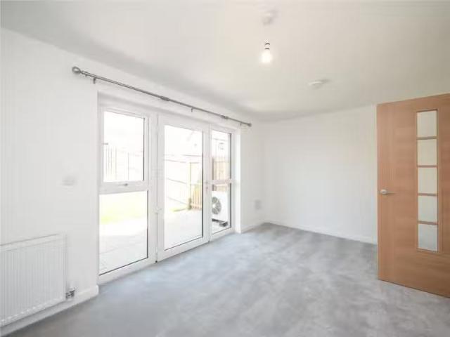 Cozy 1 BA 3 bedroom semi detached house for rent in Hays Walk.