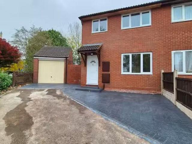 Cheap 1 BA 3 bedroom semi detached house for rent in Icknield.