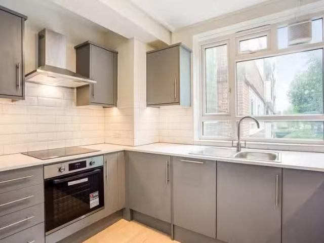 Just in! 1 BA 3 bedroom property to let in Albert Drive, Londo.
