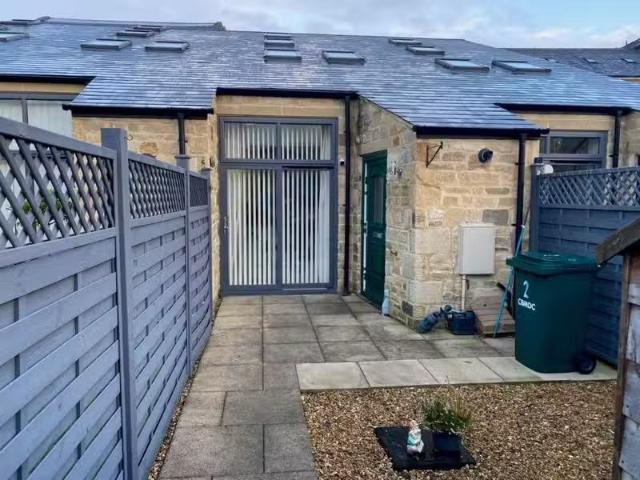 Rental! 1 BA 3 bedroom town house for rent in Owens Quay, Bing.