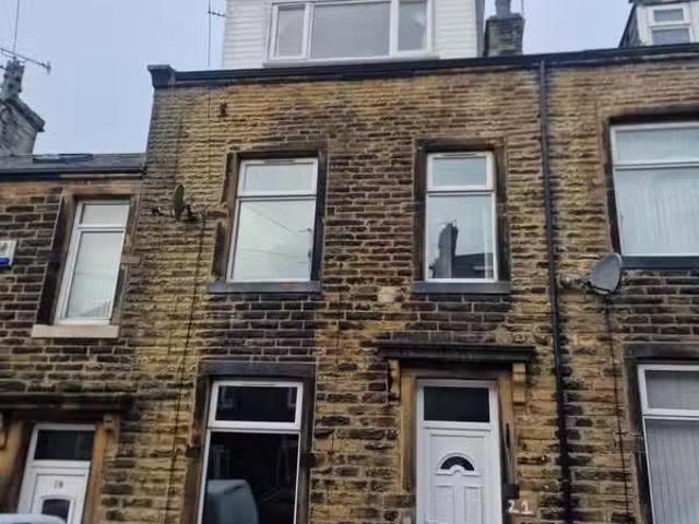 Deal! 1 BA 3 bedroom terraced house for rent in Chapel Street.