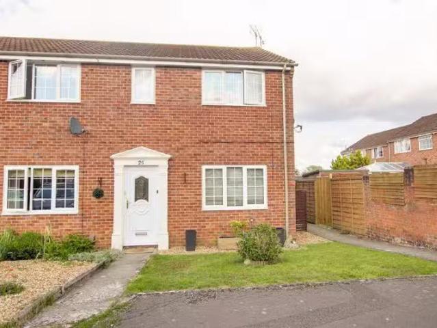 Charming 1 BA 3 bedroom terraced house for rent in Brookmead.
