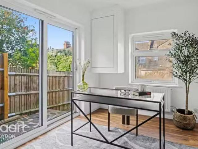 Cozy 1 BA 3 bedroom terraced house for rent in Grange Park Roa.