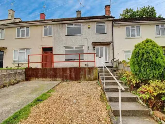 Cozy 1 BA 3 bedroom terraced house for rent in Deering Close.