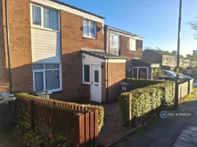Cozy 1 BA 3 bedroom terraced house for rent in Hardwicke Walk.