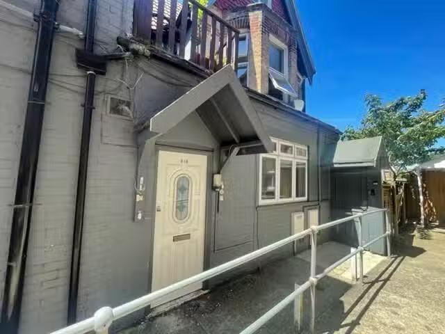 Deal! 1 BA Studio apartment for rent in Christchurch Road, Bou.