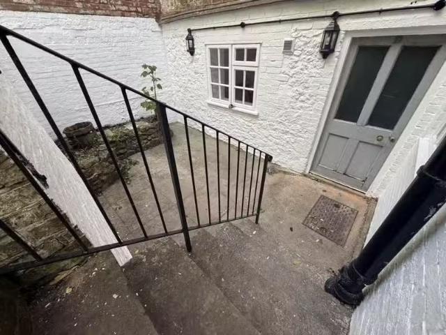 Just in! 1 BA Studio flat for rent in The Halve, Trowbridge.