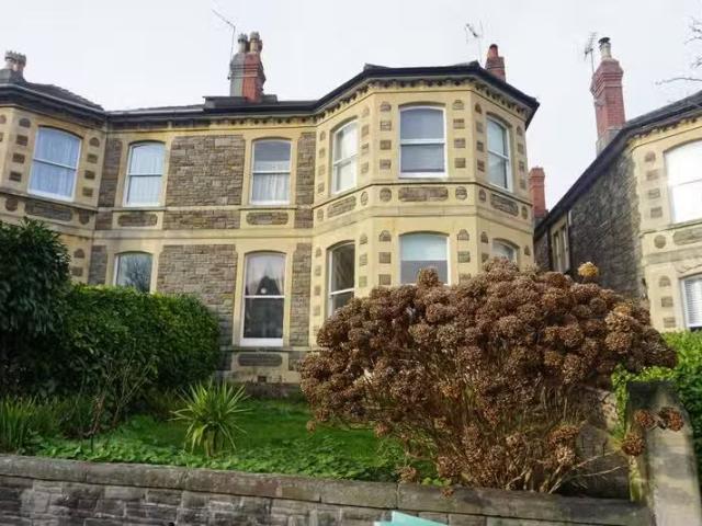 Just in! 1 BA Studio flat for rent in Edgecumbe Road, Redland.