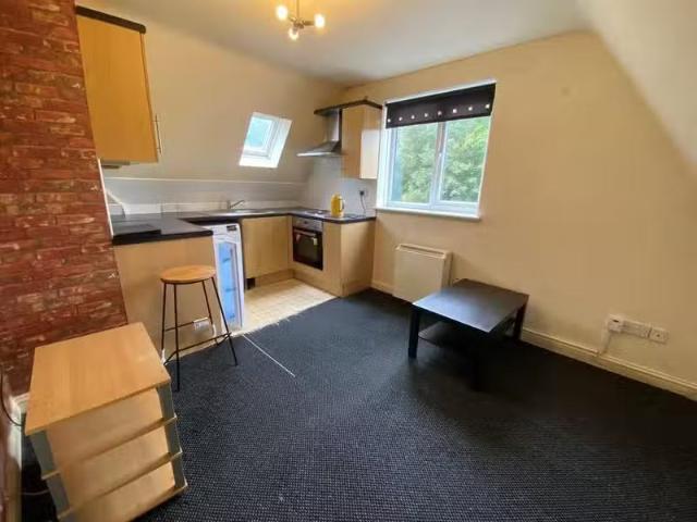 Rental! 1 bedroom flat for rent in Bourne Mead, Crescent Road.