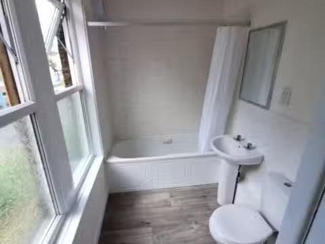 Nice 1 bedroom flat for rent in Harrogate Road, Bradford, West.