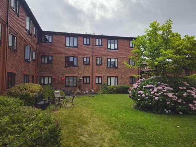 Charming 1 bedroom flat for rent in Parkfield Avenue, Birkenhe.