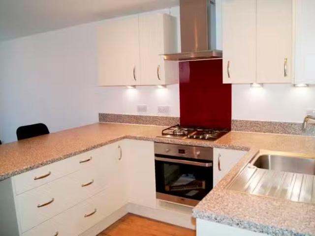 Just in! 1 bedroom ground floor flat for rent in Alumhurst Roa.