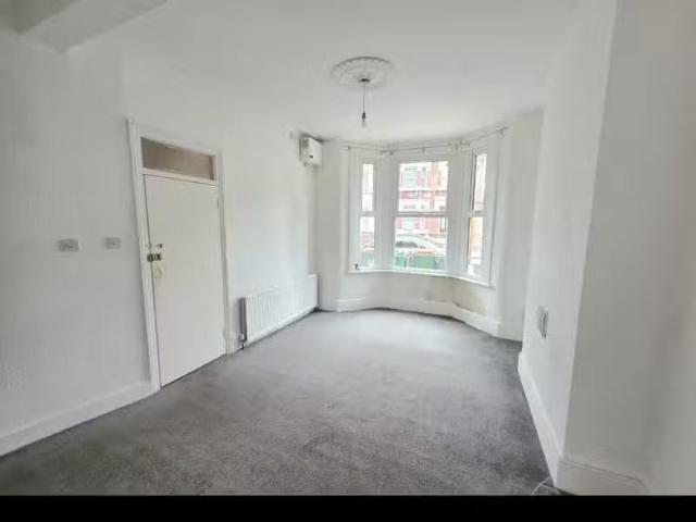 Rental! 1 bedroom ground floor flat for rent in Heigham Road.