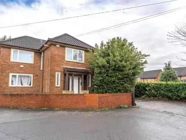 Charming 1 bedroom house of multiple occupation for rent in We.