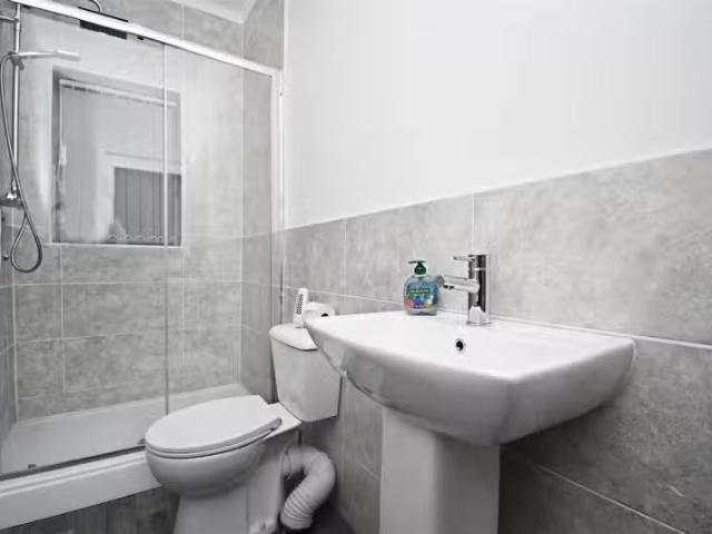 Rental! 1 bedroom house share for rent in Queensberry Road, Bu.