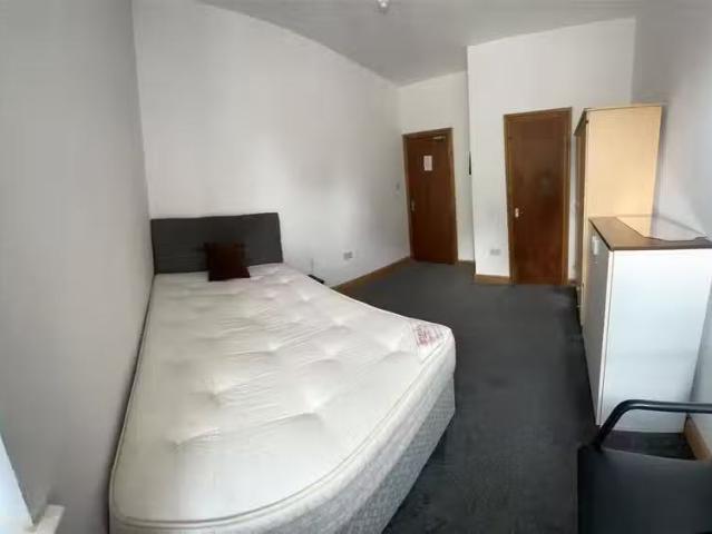Just in! 1 bedroom terraced house for rent in Gladstone Road.