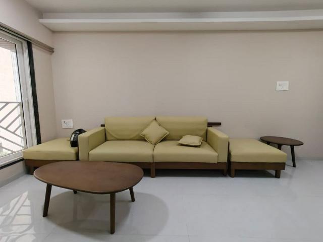 Rental | 1 BHK + 500 Sq.Ft. Apartment in Khar West
