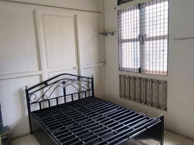 Rental | 1 BHK + 550 Sq.Ft. Apartment in Metro House Colaba